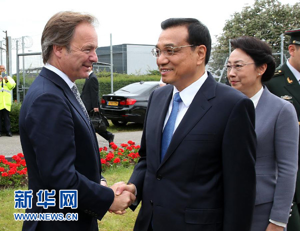 6月16日，應(yīng)英國首相卡梅倫邀請，國務(wù)院總理李克強乘專機抵達倫敦希思羅機場，開始對英國進行正式訪問。李克強總理夫人程虹同機抵達。這是英國政府高級官員到機場迎接李克強總理和夫人。新華社記者 龐興雷 攝