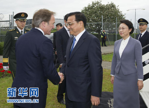 6月16日，應(yīng)英國首相卡梅倫邀請，國務(wù)院總理李克強乘專機抵達倫敦希思羅機場，開始對英國進行正式訪問。李克強總理夫人程虹同機抵達。這是英國政府高級官員到機場迎接李克強總理和夫人。新華社記者 黃敬文 攝