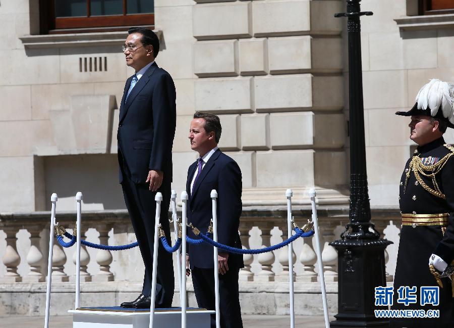 6月17日，中國國務(wù)院總理李克強在倫敦唐寧街10號首相府同英國首相卡梅倫舉行中英總理年度會晤。這是會晤前，卡梅倫為李克強舉行隆重的歡迎儀式。新華社記者 龐興雷 攝 