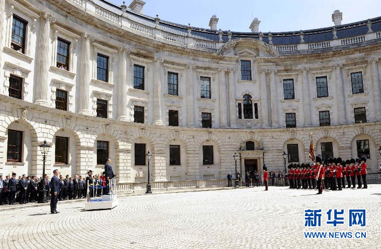 6月17日，中國國務(wù)院總理李克強在倫敦唐寧街10號首相府同英國首相卡梅倫舉行中英總理年度會晤。這是會晤前，卡梅倫為李克強舉行隆重的歡迎儀式。新華社記者 張鐸 攝 
