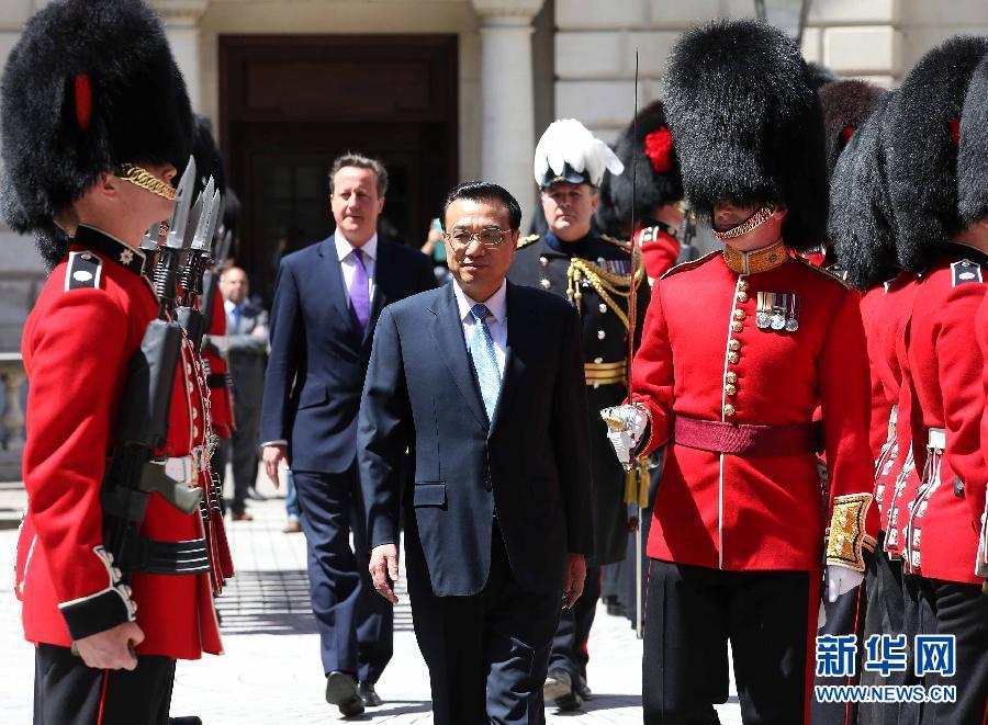 6月17日，中國國務(wù)院總理李克強在倫敦唐寧街10號首相府同英國首相卡梅倫舉行中英總理年度會晤。這是會晤前，卡梅倫為李克強舉行隆重的歡迎儀式。新華社記者 龐興雷 攝  