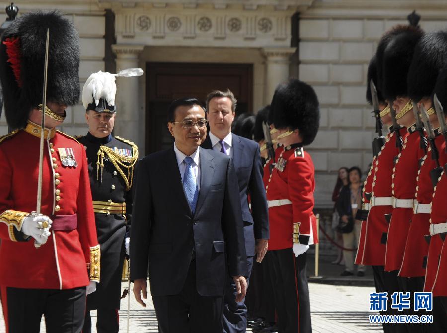 6月17日，中國國務(wù)院總理李克強在倫敦唐寧街10號首相府同英國首相卡梅倫舉行中英總理年度會晤。這是會晤前，卡梅倫為李克強舉行隆重的歡迎儀式。新華社記者 張鐸 攝  