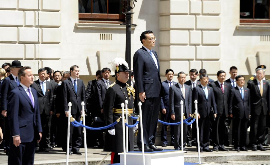 6月17日，中國國務(wù)院總理李克強在倫敦唐寧街10號首相府同英國首相卡梅倫舉行中英總理年度會晤。這是會晤前，卡梅倫為李克強舉行隆重的歡迎儀式。新華社記者 張鐸 攝 