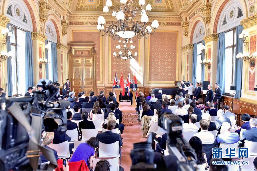6月17日，中國國務(wù)院總理李克強同英國首相卡梅倫在倫敦舉行中英總理年度會晤后共同會見記者。新華社記者 李濤 攝