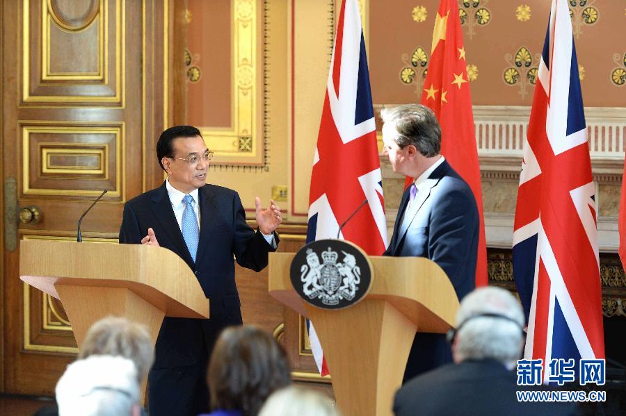 6月17日，中國國務(wù)院總理李克強同英國首相卡梅倫在倫敦舉行中英總理年度會晤后共同會見記者。新華社記者 李濤 攝