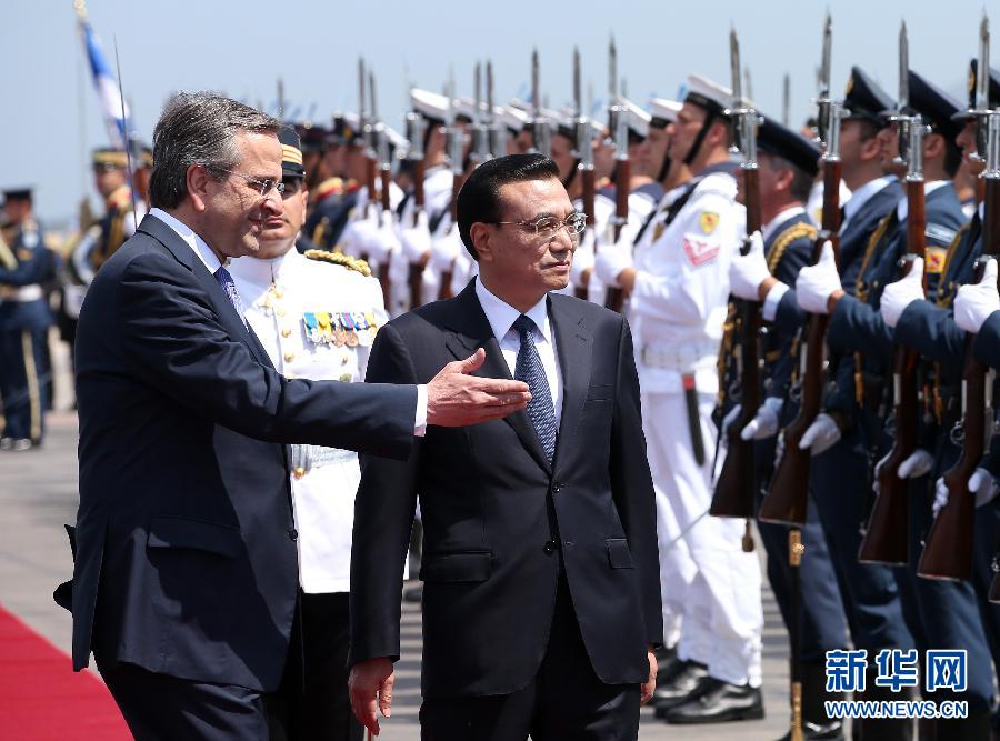 6月19日，國務院總理李克強乘專機抵達雅典國際機場，開始對希臘進行正式訪問。希臘總理薩馬拉斯在機場為李克強舉行隆重的歡迎儀式。這是李克強在薩馬拉斯的陪同下檢閱儀仗隊。新華社記者 龐興雷 攝  