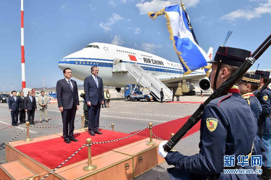 6月19日，國務院總理李克強乘專機抵達雅典國際機場，開始對希臘進行正式訪問。希臘總理薩馬拉斯在機場為李克強舉行隆重的歡迎儀式。新華社記者 李濤 攝