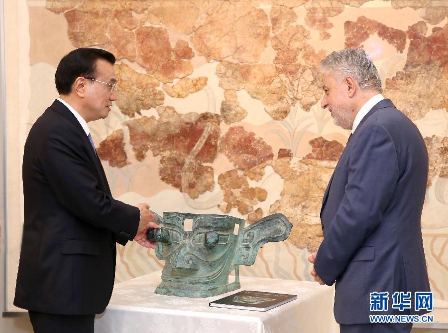 6月21日，國務(wù)院總理李克強與希臘總理薩馬拉斯共同出席希臘伊拉克利翁博物館新館開館儀式并發(fā)表講話。這是李克強向伊拉克利翁博物館贈送三星堆出土文物復(fù)制品。新華社記者 龐興雷 攝 