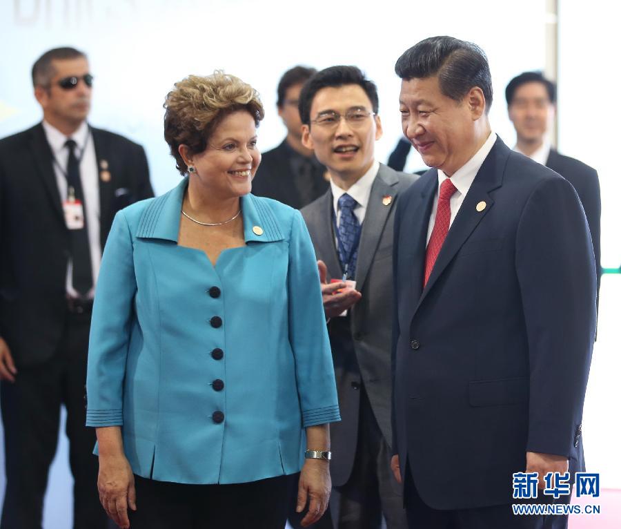 7月15日，國家主席習近平在巴西福塔萊薩出席金磚國家領(lǐng)導人第六次會晤。這是巴西總統(tǒng)羅塞夫迎接習近平主席。 新華社記者 蘭紅光 攝 