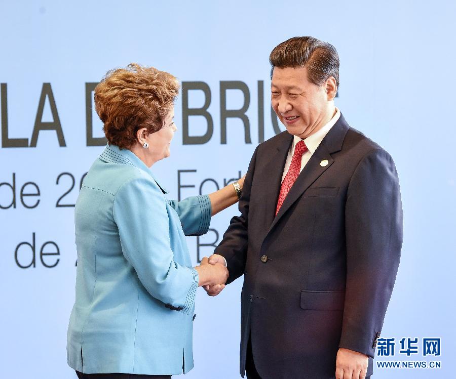 7月15日，國家主席習近平在巴西福塔萊薩出席金磚國家領(lǐng)導人第六次會晤。這是巴西總統(tǒng)羅塞夫迎接習近平主席。 新華社記者 李學仁 攝  