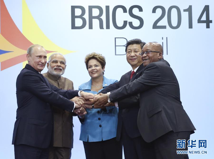7月15日，國家主席習近平在巴西福塔萊薩出席金磚國家領(lǐng)導人第六次會晤。這是金磚國家領(lǐng)導人集體合影。 新華社記者蘭紅光攝 