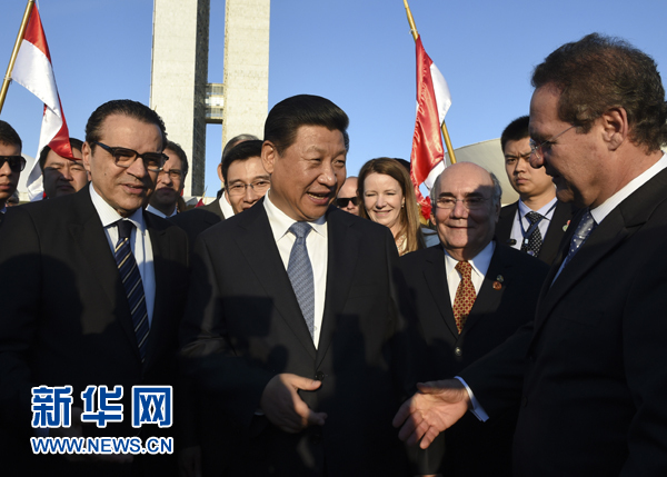 7月16日，國(guó)家主席習(xí)近平在巴西利亞會(huì)見(jiàn)巴西參議長(zhǎng)卡列羅斯（前右）和眾議長(zhǎng)阿爾維斯（前左）。 新華社記者 李學(xué)仁 攝 