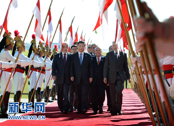 7月16日，國(guó)家主席習(xí)近平在巴西利亞會(huì)見(jiàn)巴西參議長(zhǎng)卡列羅斯和眾議長(zhǎng)阿爾維斯。這是習(xí)近平步入國(guó)會(huì)大廈。 新華社記者 劉建生 攝 
