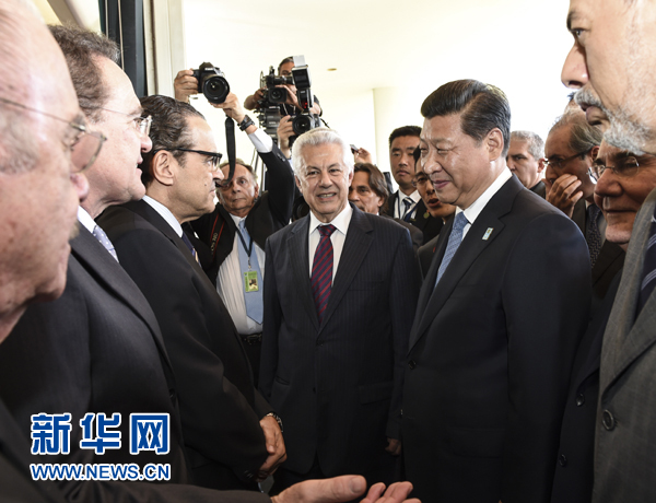 7月16日，國(guó)家主席習(xí)近平在巴西利亞會(huì)見(jiàn)巴西參議長(zhǎng)卡列羅斯和眾議長(zhǎng)阿爾維斯。這是兩院議長(zhǎng)迎接習(xí)近平主席，并介紹議員代表。 新華社記者李學(xué)仁 攝 