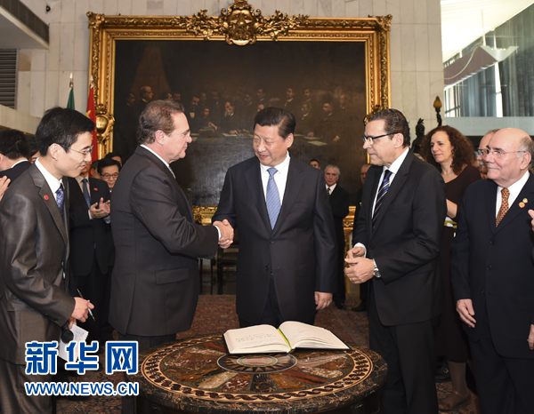 7月16日，國(guó)家主席習(xí)近平在巴西利亞會(huì)見(jiàn)巴西參議長(zhǎng)卡列羅斯（前排左二）和眾議長(zhǎng)阿爾維斯（前排右二）。 新華社記者 李學(xué)仁 攝 