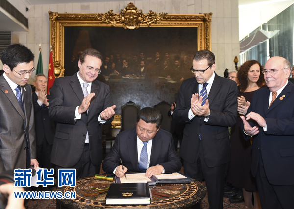 7月16日，國(guó)家主席習(xí)近平在巴西利亞會(huì)見(jiàn)巴西參議長(zhǎng)卡列羅斯（前排左二）和眾議長(zhǎng)阿爾維斯（前排右二）。這是習(xí)近平應(yīng)邀為參眾兩院題詞。新華社記者 李學(xué)仁 攝 