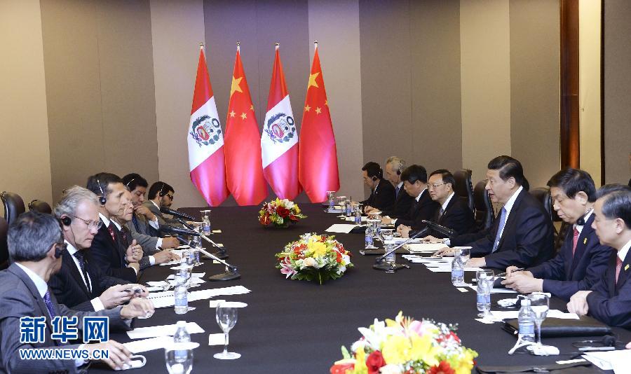 7月16日，國(guó)家主席習(xí)近平在巴西首都巴西利亞會(huì)見(jiàn)秘魯總統(tǒng)烏馬拉。新華社記者 劉建生 攝  