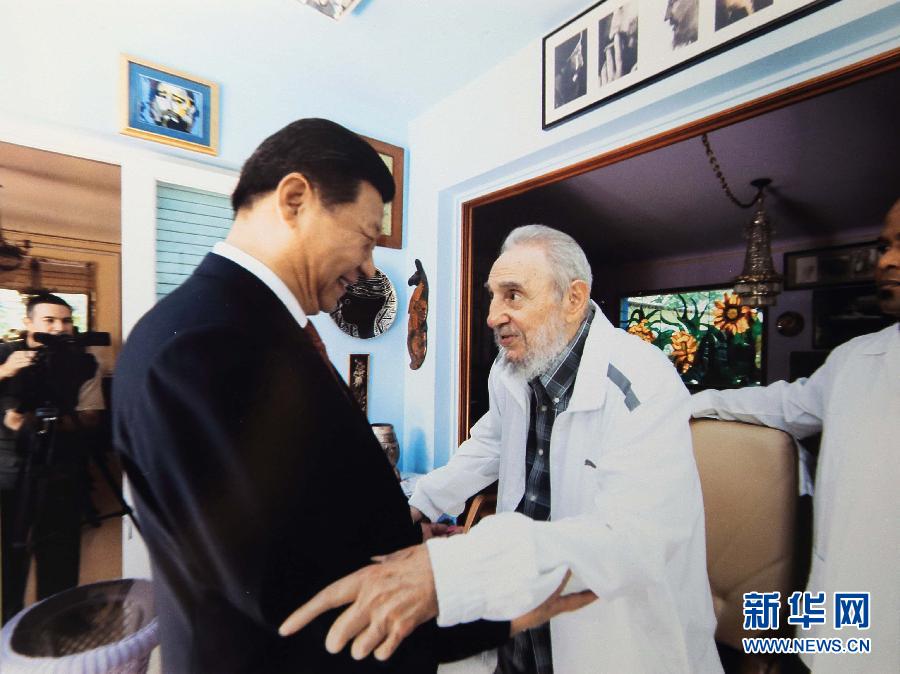 當(dāng)?shù)貢r(shí)間7月22日，國(guó)家主席習(xí)近平在哈瓦那親切探望古巴革命領(lǐng)袖菲德爾·卡斯特羅。 新華社發(fā)