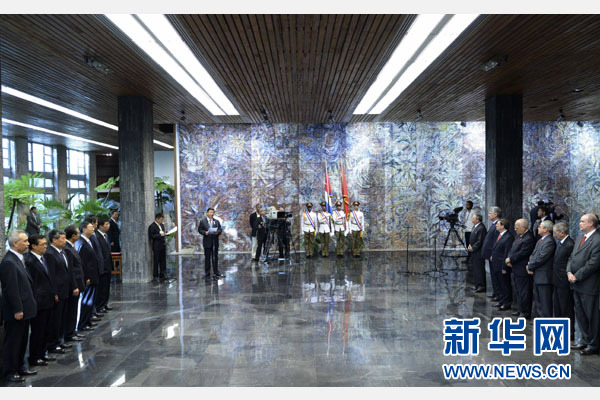 當(dāng)?shù)貢r(shí)間7月22日，國(guó)家主席習(xí)近平在哈瓦那接受古巴政府授予的“何塞·馬蒂”勛章。古巴國(guó)務(wù)委員會(huì)主席兼部長(zhǎng)會(huì)議主席勞爾·卡斯特羅為習(xí)近平佩戴勛章。新華社記者馬占成攝