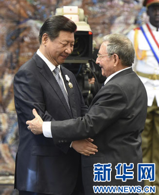 當(dāng)?shù)貢r(shí)間7月22日，國(guó)家主席習(xí)近平在哈瓦那接受古巴政府授予的“何塞·馬蒂”勛章。古巴國(guó)務(wù)委員會(huì)主席兼部長(zhǎng)會(huì)議主席勞爾·卡斯特羅為習(xí)近平佩戴勛章。新華社記者馬占成攝