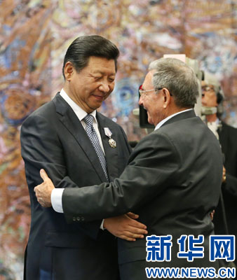 當(dāng)?shù)貢r(shí)間7月22日，國(guó)家主席習(xí)近平在哈瓦那接受古巴政府授予的“何塞·馬蒂”勛章。古巴國(guó)務(wù)委員會(huì)主席兼部長(zhǎng)會(huì)議主席勞爾·卡斯特羅為習(xí)近平佩戴勛章。新華社記者劉衛(wèi)兵攝