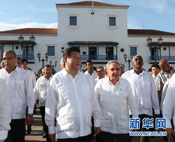 當?shù)貢r間7月23日，國家主席習(xí)近平在古巴國務(wù)委員會主席兼部長會議主席勞爾·卡斯特羅全程陪同下，訪問古巴第二大城市、被稱為“英雄城”的圣地亞哥。這是習(xí)近平和勞爾參觀圣地亞哥市政府。新華社記者蘭紅光 攝
