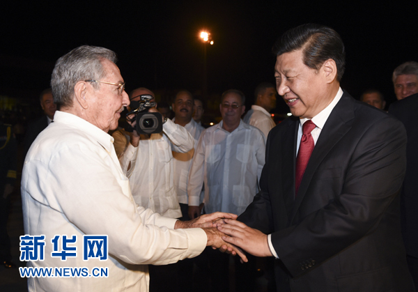 當?shù)貢r間7月23日，國家主席習(xí)近平結(jié)束對古巴的訪問，離開圣地亞哥，啟程回國。這是古巴國務(wù)委員會主席兼部長會議主席勞爾·卡斯特羅到機場為習(xí)近平送行。新華社記者 李學(xué)仁 攝 