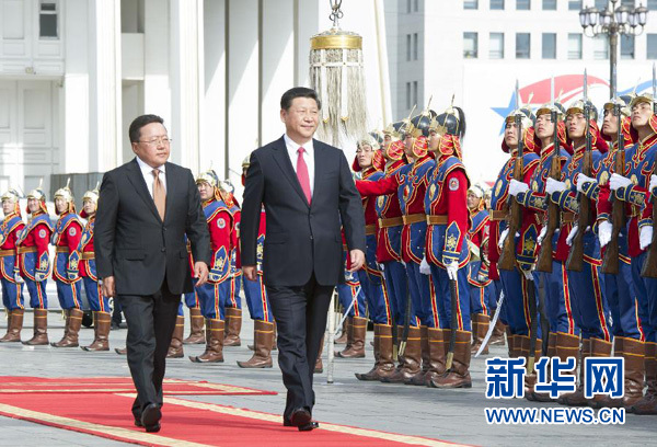 8月21日，國家主席習(xí)近平在烏蘭巴托同蒙古國總統(tǒng)額勒貝格道爾吉舉行會談。會談前，額勒貝格道爾吉在國家宮前廣場為習(xí)近平舉行隆重歡迎儀式。新華社記者 黃敬文 攝
