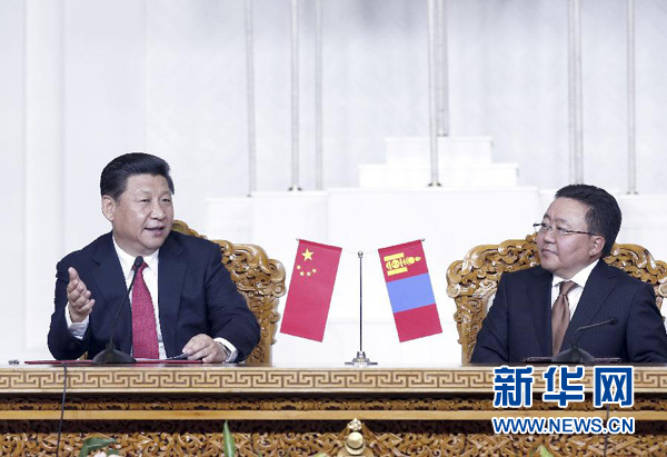 8月21日，國家主席習(xí)近平在烏蘭巴托同蒙古國總統(tǒng)額勒貝格道爾吉舉行會談。會談后，兩國元首共同會見記者。 新華社記者 鞠鵬 攝