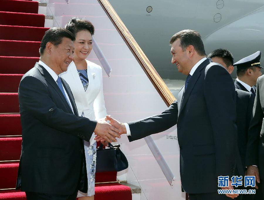 9月11日，國家主席習(xí)近平抵達(dá)杜尚別，應(yīng)塔吉克斯坦總統(tǒng)拉赫蒙邀請，出席上海合作組織成員國元首理事會第十四次會議并對塔吉克斯坦進(jìn)行國事訪問。習(xí)近平和夫人彭麗媛在機場受到塔吉克斯坦總理拉蘇爾佐達(dá)等熱情迎接。新華社記者 鞠鵬 攝 