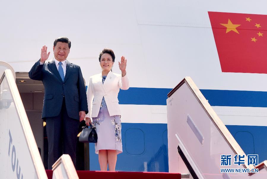 9月11日，中國國家主席習(xí)近平抵達(dá)杜尚別，應(yīng)塔吉克斯坦總統(tǒng)拉赫蒙邀請，出席上海合作組織成員國元首理事會第十四次會議并對塔吉克斯坦進(jìn)行國事訪問。這是習(xí)近平和夫人彭麗媛走出機艙。新華社記者 馬占成 攝 