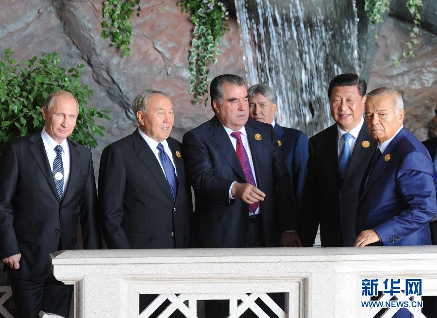 9月12日，上海合作組織成員國元首理事會第十四次會議在塔吉克斯坦首都杜尚別舉行。國家主席習(xí)近平出席會議并發(fā)表重要講話。這是習(xí)近平同其他成員國元首親切交談。新華社記者謝環(huán)馳攝 
