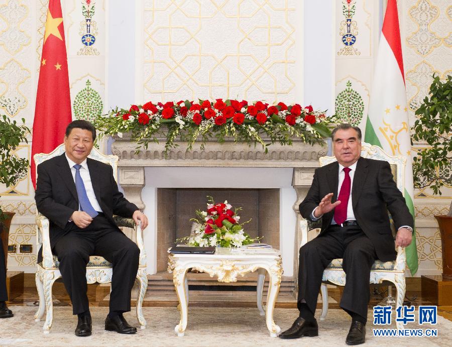 9月13日，國家主席習(xí)近平在杜尚別同塔吉克斯坦總統(tǒng)拉赫蒙舉行會(huì)談。 新華社記者黃敬文攝 