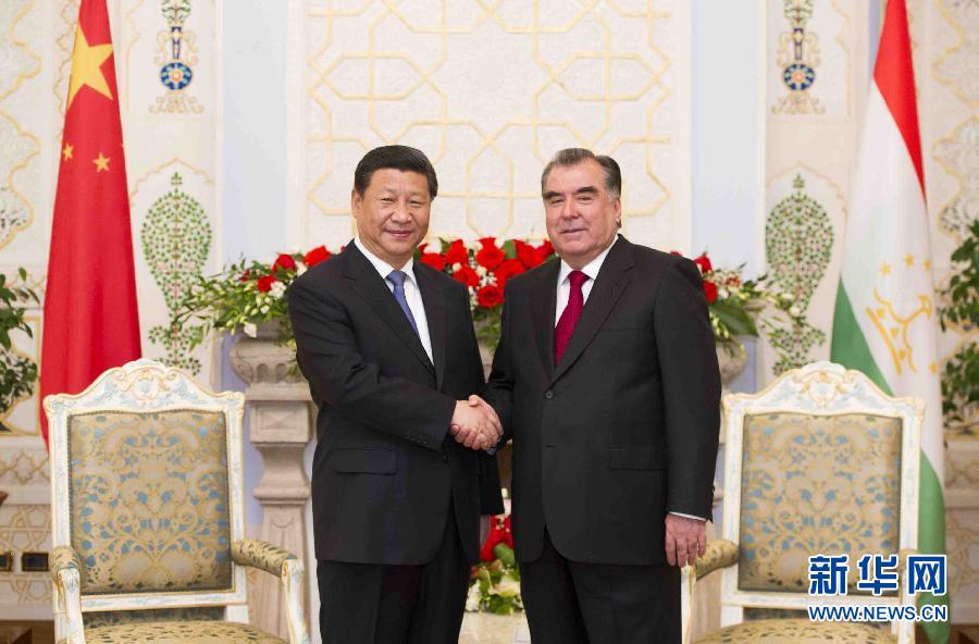 9月13日，國家主席習(xí)近平在杜尚別同塔吉克斯坦總統(tǒng)拉赫蒙舉行會(huì)談。 新華社記者黃敬文攝 