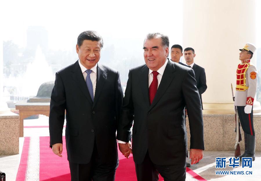 9月13日，國家主席習(xí)近平在杜尚別同塔吉克斯坦總統(tǒng)拉赫蒙舉行會(huì)談。 這是會(huì)談開始前，兩國元首步入會(huì)談大廳。 新華社記者鞠鵬攝 