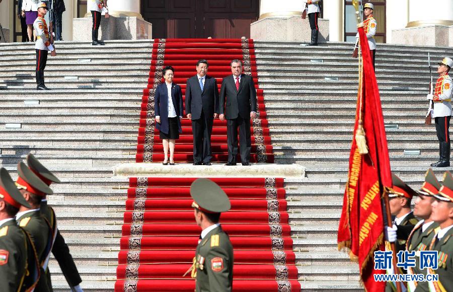 9月13日，國(guó)家主席習(xí)近平在杜尚別同塔吉克斯坦總統(tǒng)拉赫蒙舉行會(huì)談。會(huì)談前，拉赫蒙在民族宮前廣場(chǎng)為習(xí)近平舉行隆重的歡迎儀式。新華社記者馬占成攝 