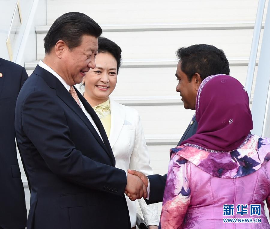 9月14日，國家主席習(xí)近平抵達(dá)馬累，開始對(duì)馬爾代夫進(jìn)行國事訪問。習(xí)近平和夫人彭麗媛在機(jī)場(chǎng)受到馬爾代夫總統(tǒng)亞明夫婦的熱情迎接。 新華社記者 馬占成 攝