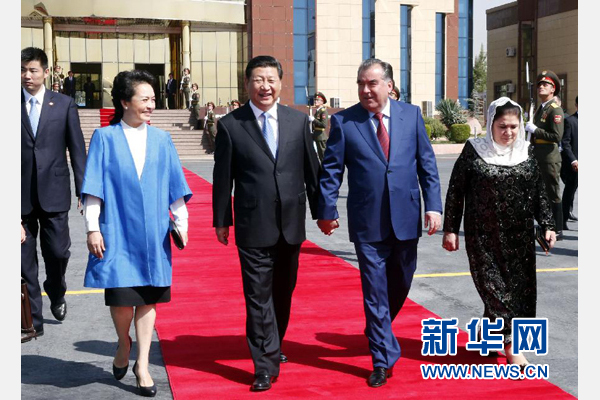 9月14日，國家主席習近平結(jié)束對塔吉克斯坦的國事訪問，乘坐專機離開杜尚別。拉赫蒙總統(tǒng)夫婦專程到機場為習近平和夫人彭麗媛送行。新華社記者 鞠鵬 攝 