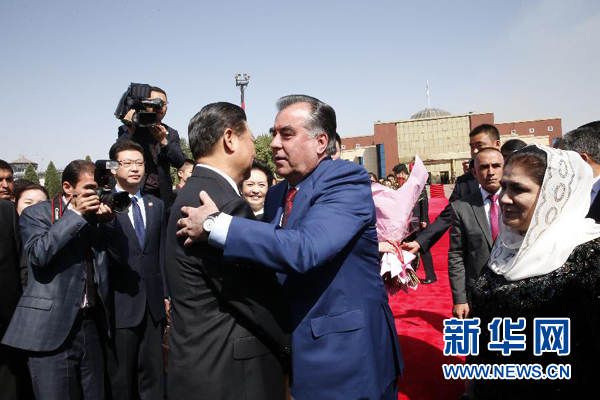9月14日，國家主席習近平結(jié)束對塔吉克斯坦的國事訪問，乘坐專機離開杜尚別。拉赫蒙總統(tǒng)夫婦專程到機場為習近平和夫人彭麗媛送行。新華社記者 鞠鵬 攝 