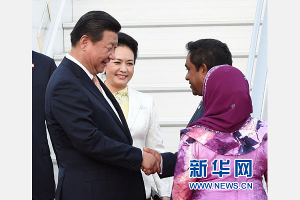  9月14日，國家主席習(xí)近平抵達馬累，開始對馬爾代夫進行國事訪問。習(xí)近平和夫人彭麗媛在機場受到馬爾代夫總統(tǒng)亞明夫婦的熱情迎接。新華社記者 馬占成 攝 