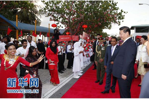  9月14日，國家主席習(xí)近平抵達馬累，開始對馬爾代夫進行國事訪問。習(xí)近平和夫人彭麗媛在機場受到馬爾代夫總統(tǒng)亞明夫婦的熱情迎接。新華社記者 鞠鵬 攝 