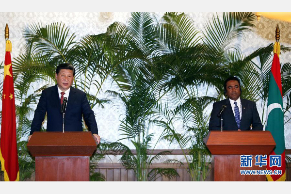 9月15日，國家主席習近平在馬累與馬爾代夫總統(tǒng)亞明共同會見記者。 新華社記者 鞠鵬 攝