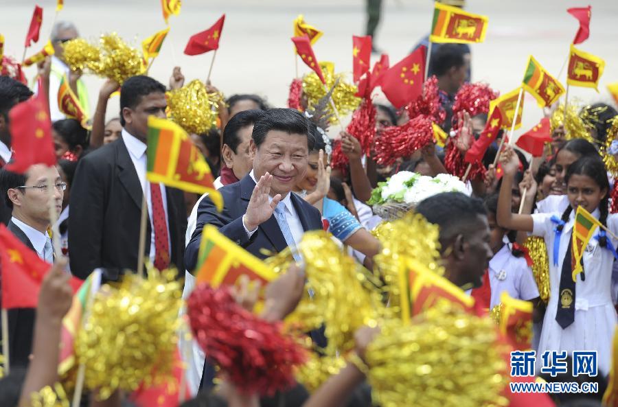  9月16日，國家主席習近平抵達科倫坡，開始對斯里蘭卡進行國事訪問。在班達拉奈克國際機場，習近平和夫人彭麗媛受到拉賈帕克薩總統(tǒng)夫婦熱情迎接。新華社記者謝環(huán)馳攝 