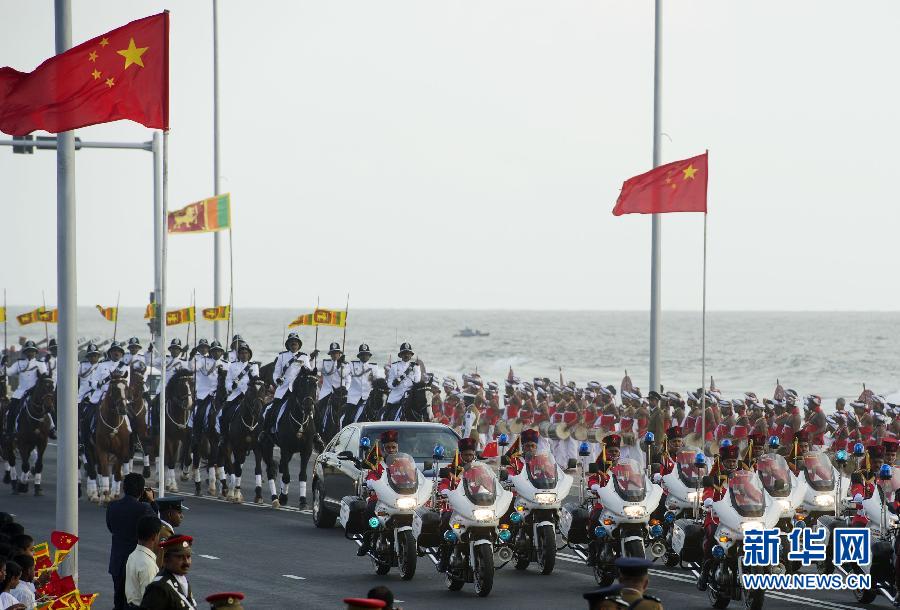 9月16日，斯里蘭卡總統(tǒng)拉賈帕克薩在科倫坡為國家主席習(xí)近平舉行盛大歡迎儀式。這是習(xí)近平和夫人彭麗媛乘坐的專車在摩托車隊(duì)和騎兵隊(duì)護(hù)衛(wèi)下駛?cè)霘g迎儀式現(xiàn)場。新華社記者謝環(huán)馳攝