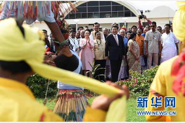9月17日，國(guó)家主席習(xí)近平抵達(dá)古吉拉特邦艾哈邁達(dá)巴德市，開(kāi)始對(duì)印度進(jìn)行國(guó)事訪問(wèn)。這是印度青年跳起古吉拉特邦傳統(tǒng)舞蹈，歡迎習(xí)近平和夫人彭麗媛。新華社記者 馬占成 攝