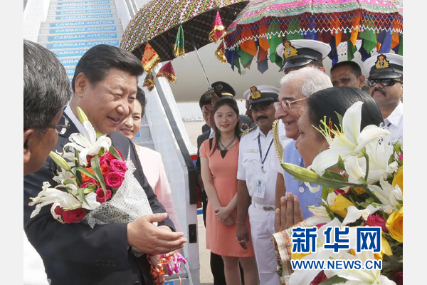 9月17日，國(guó)家主席習(xí)近平抵達(dá)古吉拉特邦艾哈邁達(dá)巴德市，開(kāi)始對(duì)印度進(jìn)行國(guó)事訪問(wèn)。 新華社記者 鞠鵬 攝