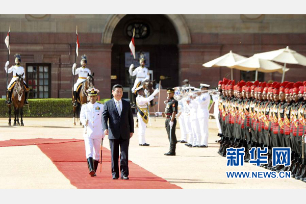9月18日，國家主席習近平出席印度總統(tǒng)慕克吉在總統(tǒng)府舉行的隆重歡迎儀式。 新華社記者 張鐸 攝