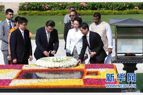 9月18日，國家主席習近平和夫人彭麗媛在新德里向甘地墓敬獻花圈。 新華社記者 龐興雷 攝