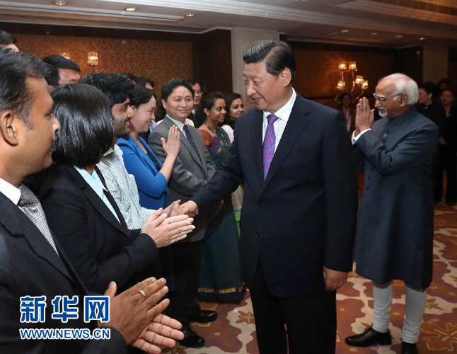 9月18日，國(guó)家主席習(xí)近平在印度世界事務(wù)委員會(huì)發(fā)表題為《攜手追尋民族復(fù)興之夢(mèng)》的重要演講。演講結(jié)束后，習(xí)近平接見(jiàn)中印兩國(guó)青年代表。新華社記者 龐興雷 攝