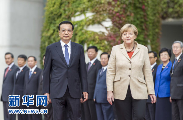 10月10日，德國總理默克爾在柏林總理府前廣場舉行隆重儀式，歡迎國務(wù)院總理李克強對德國進行正式訪問。 新華社記者 謝環(huán)馳 攝 
